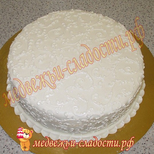 Белоснежный свадебный торт с узорами